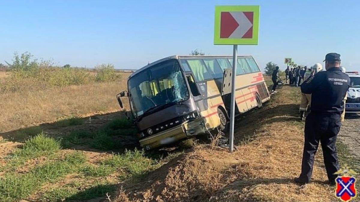 Автобус из Саратова вылетел в кювет после удара в маршрутку под Волгоградом