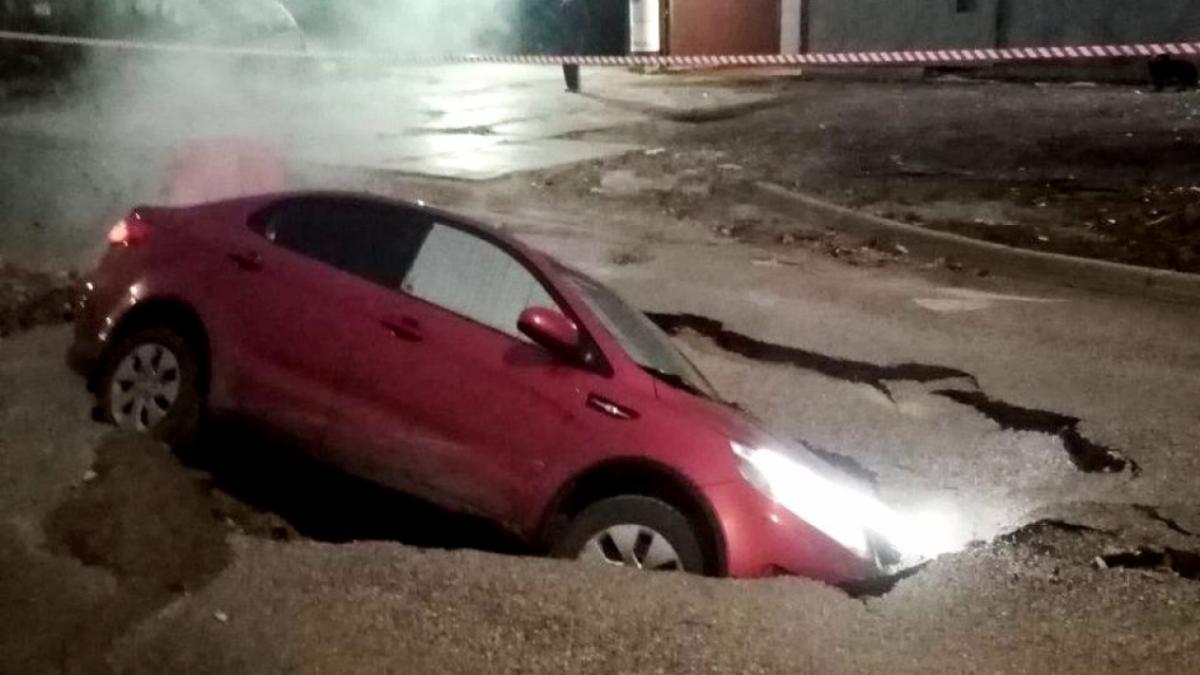 В Саратове машина с людьми провалилась в яму с горячей водой