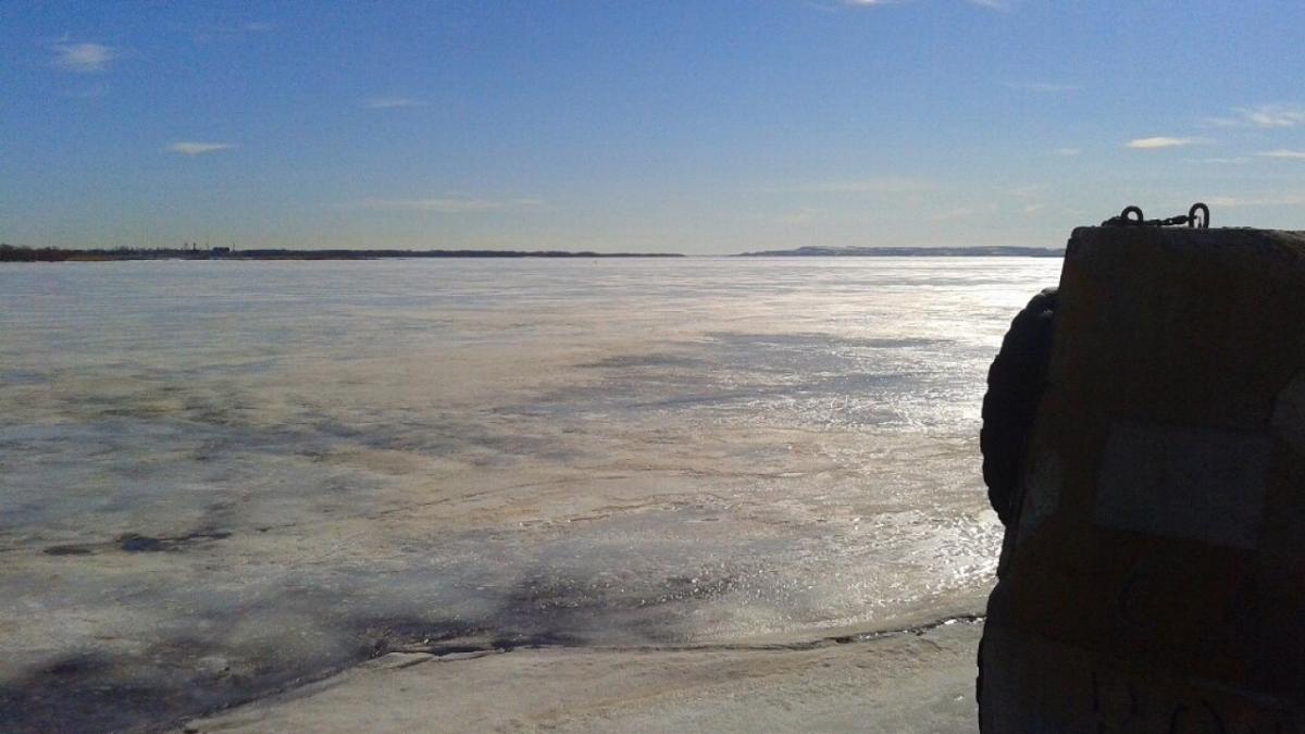 Ледоход повредил ограждение набережной в Вольске в марте