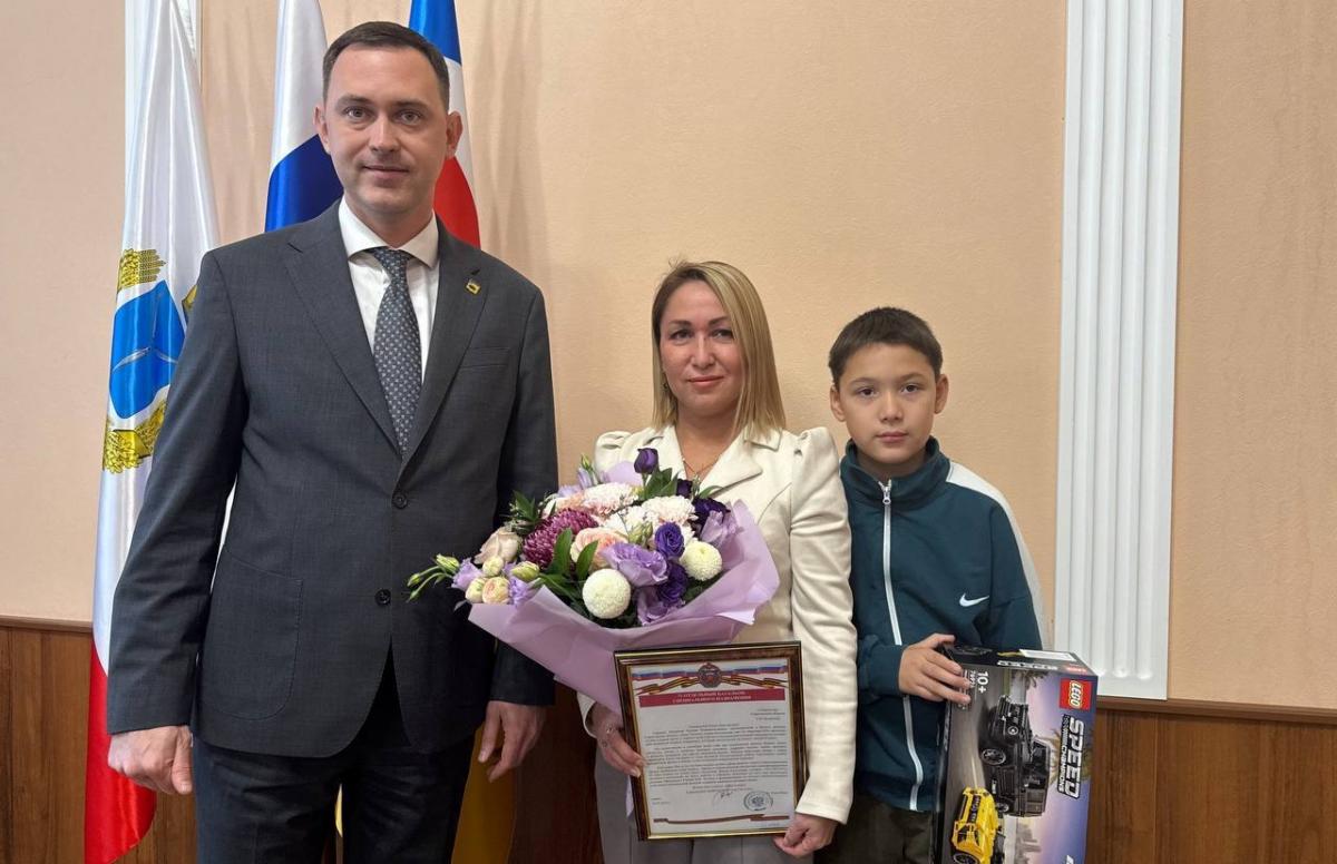 Максим Леонов вручил жене участника СВО Благодарственное письмо