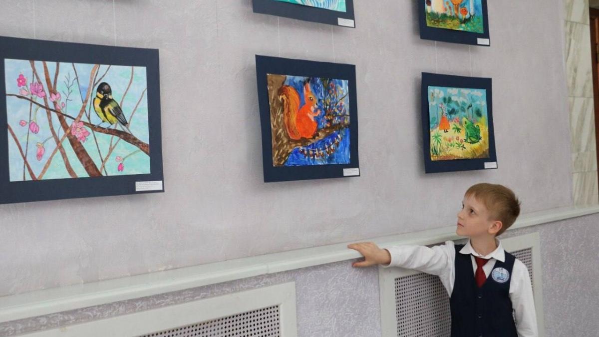 В Саратовской облдуме открылась выставка детских рисунков