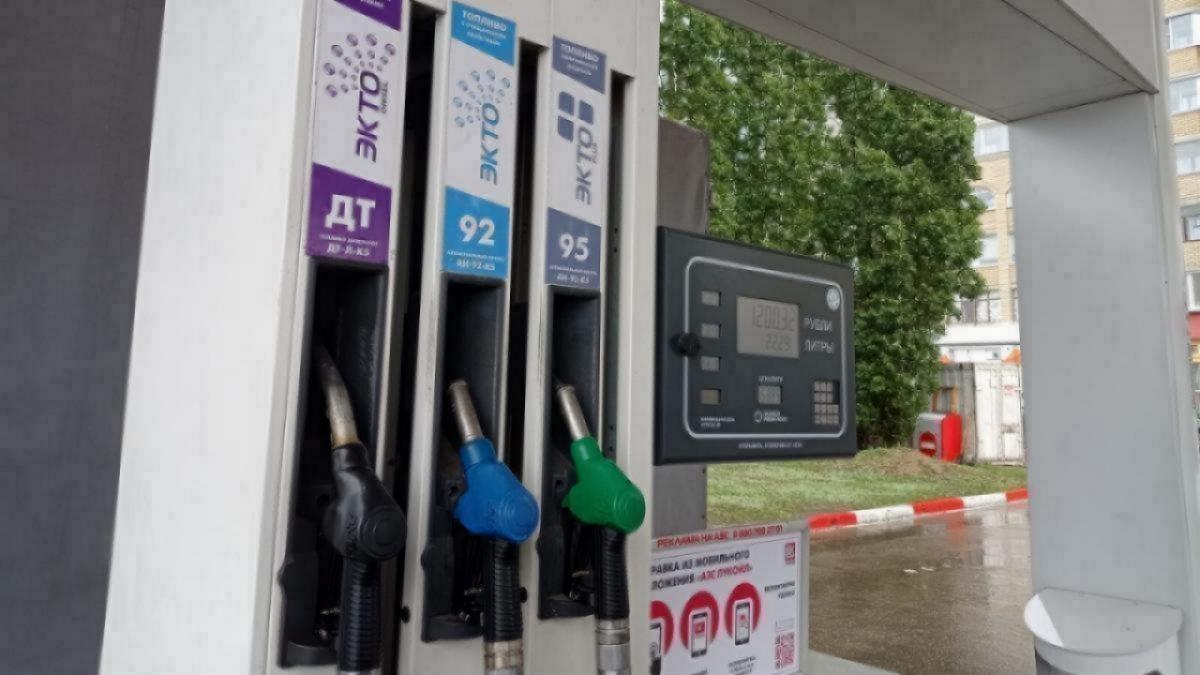 В Саратове на фоне ажиотажного спроса бензин подорожал до 120 рублей за литр