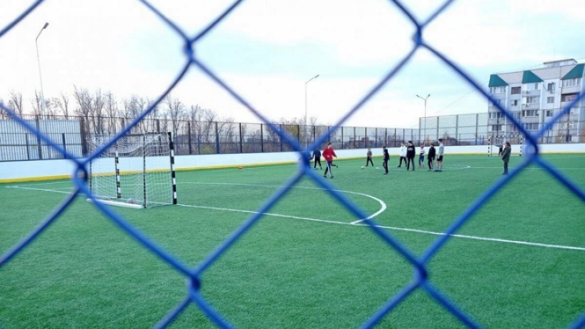 В Саратове на 7-летнего мальчика упали футбольные ворота