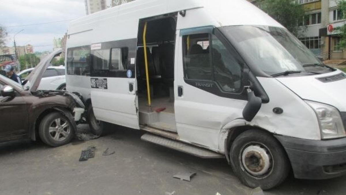 В Энгельсе два пассажира маршрутки № 416 пострадали в ДТП с иномаркой 