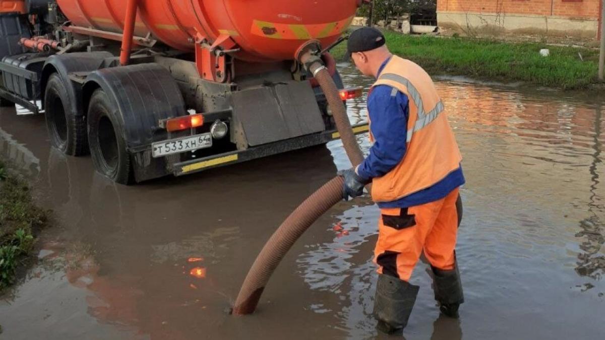 Дождь затопил улицы Балаково – коммунальщики приступили к откачке воды