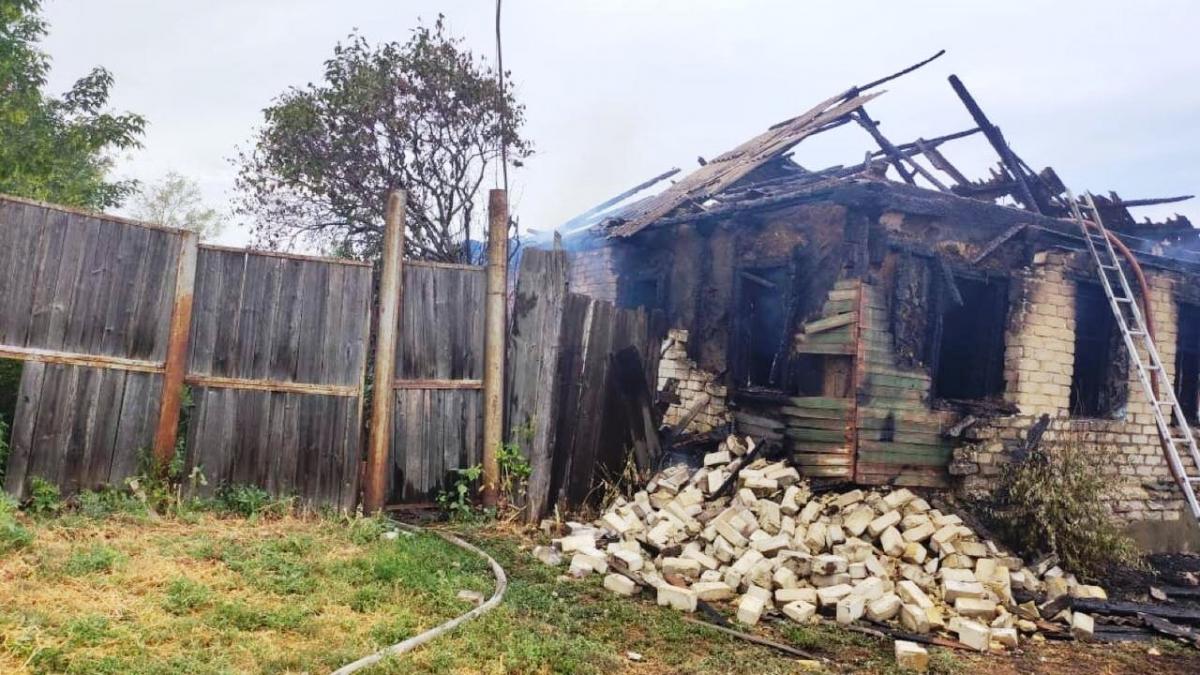 Под Саратовом на пожаре погибли 3 мужчин в частном доме