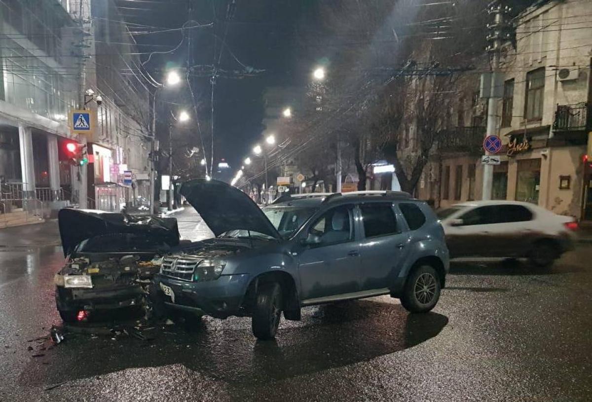 На Чапаева столкнулись «Дастер» и ВАЗ – пострадала женщина