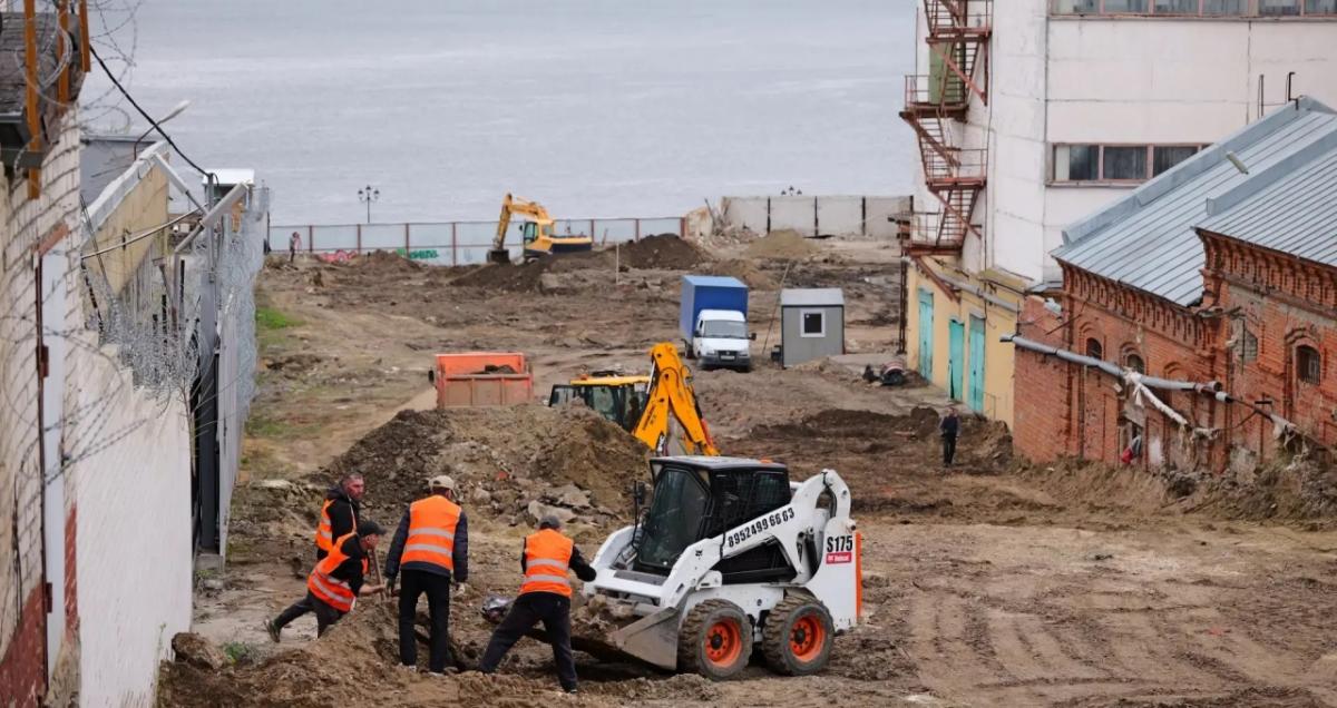 В Саратове благоустраивают новый спуск к Волге с Триумфальной аркой