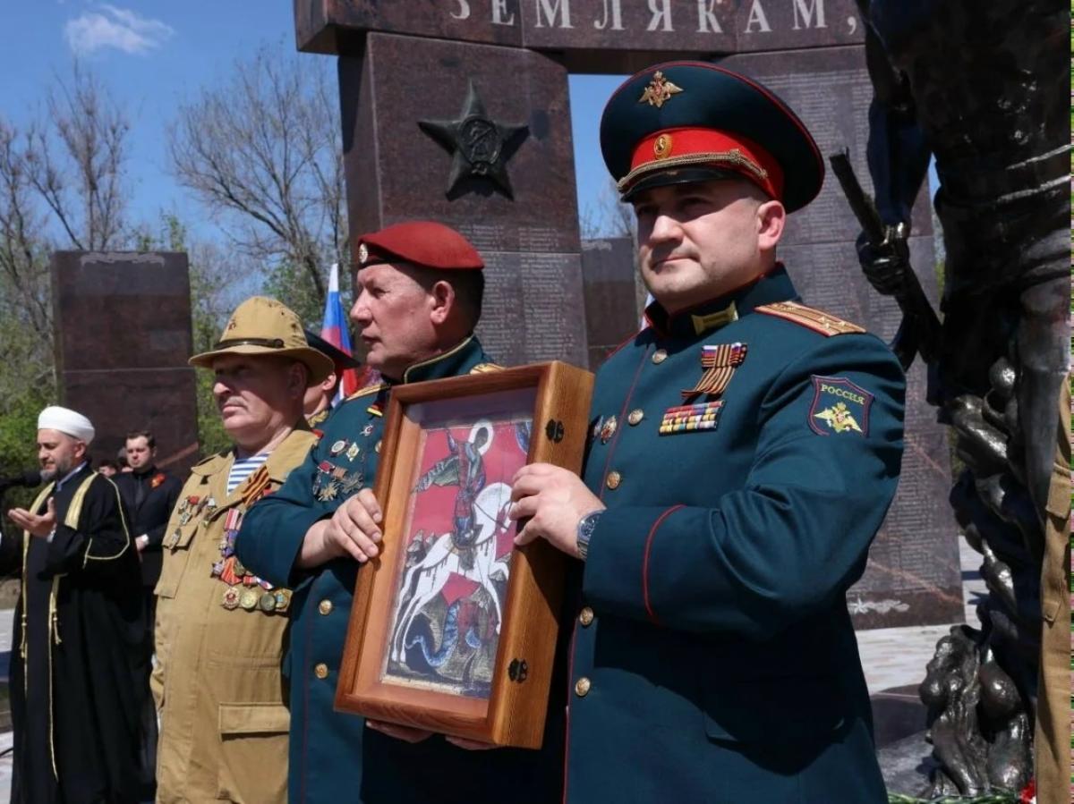 В Саратове прошла церемония занесения на мемориал имён погибших в СВО бойцов
