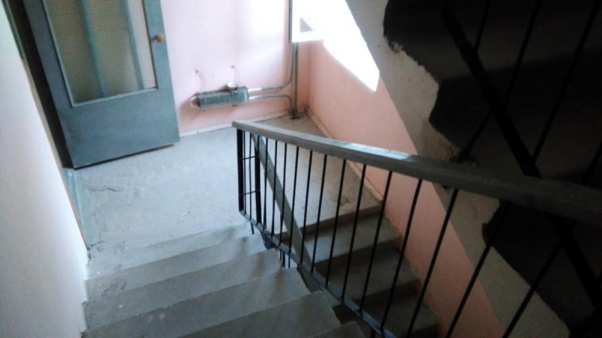 Случайный знакомый ударил женщину головой об лестницу и изнасиловал ее в подъезде