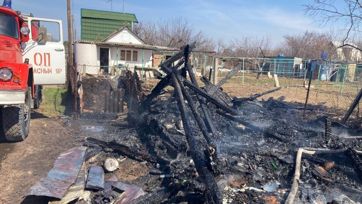 В Энгельсском районе сжигавшая мусор женщина спалила дачный домик