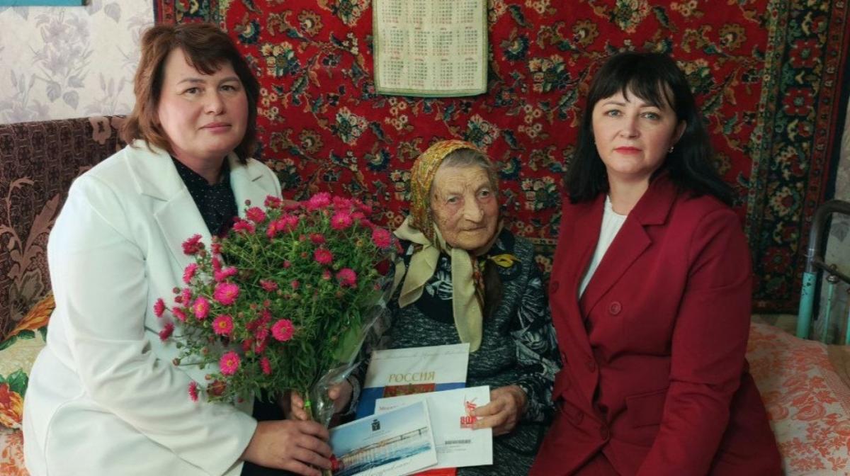 Саратовская доярка Раиса Ульянова отметила 100-летний юбилей