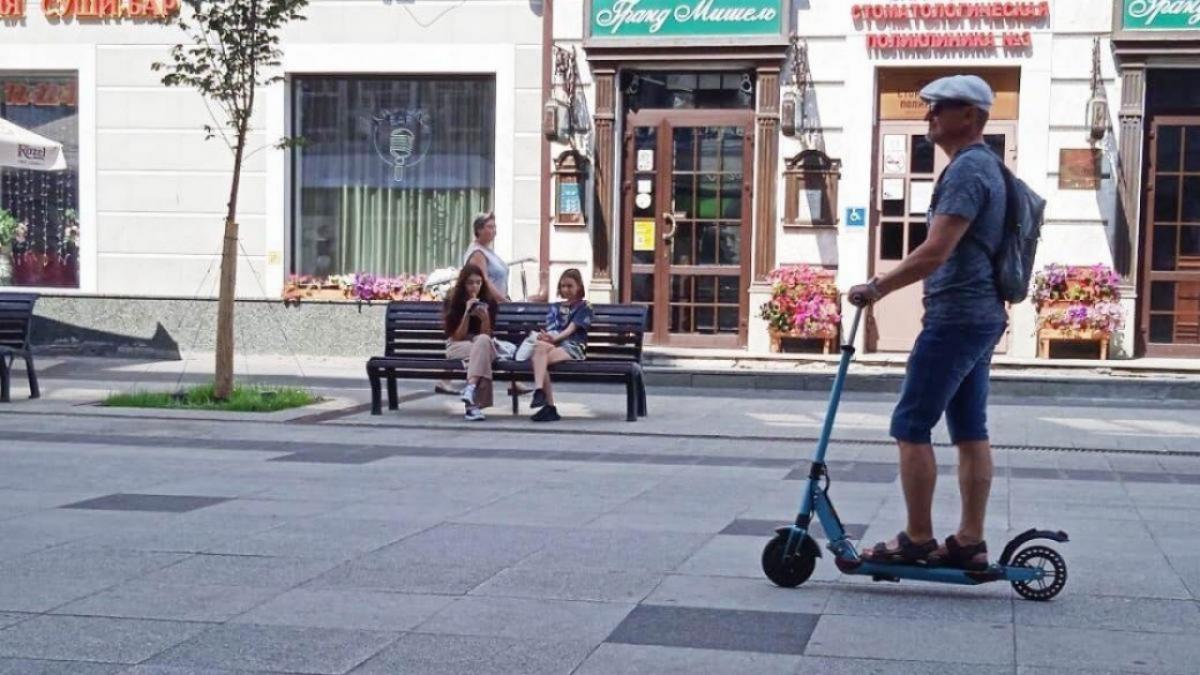 Для саратовцев введут штрафы за неправильно припаркованные самокаты