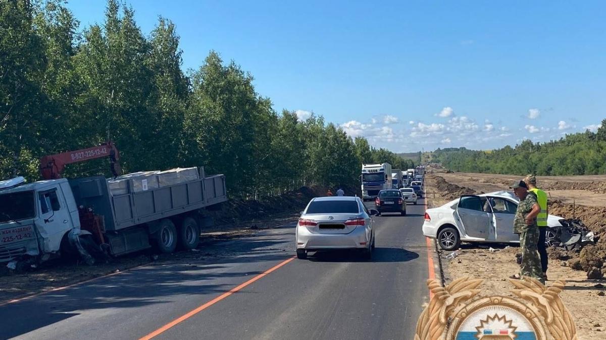 Водитель «Фольксвагена» погиб в ДТП с «Камазом» под Саратовом