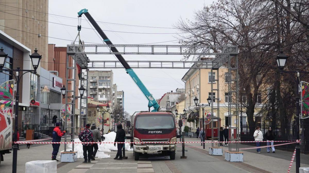 В Саратове на Волжской устанавливают «Звездное небо» по нацпроекту