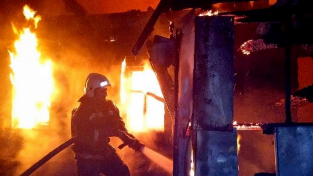 В Саратове два пожарных расчета тушили горевшую пятиэтажку на 2-й Садовой