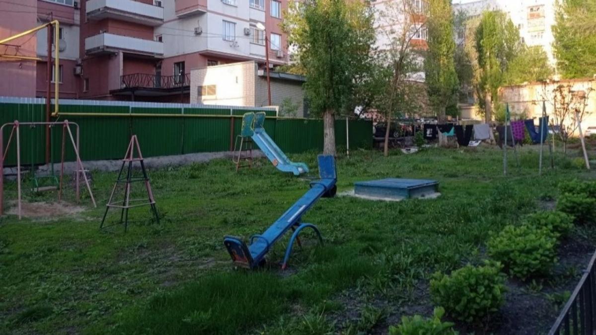 Депутат Калинин поможет жителям Саратова восстановить детскую площадку