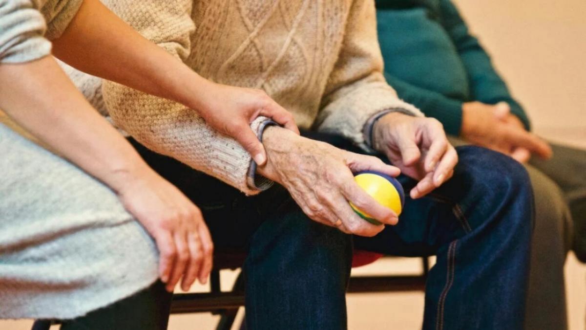 Пенсионеры могут провести 18 дней в санатории: утвержден список льготников