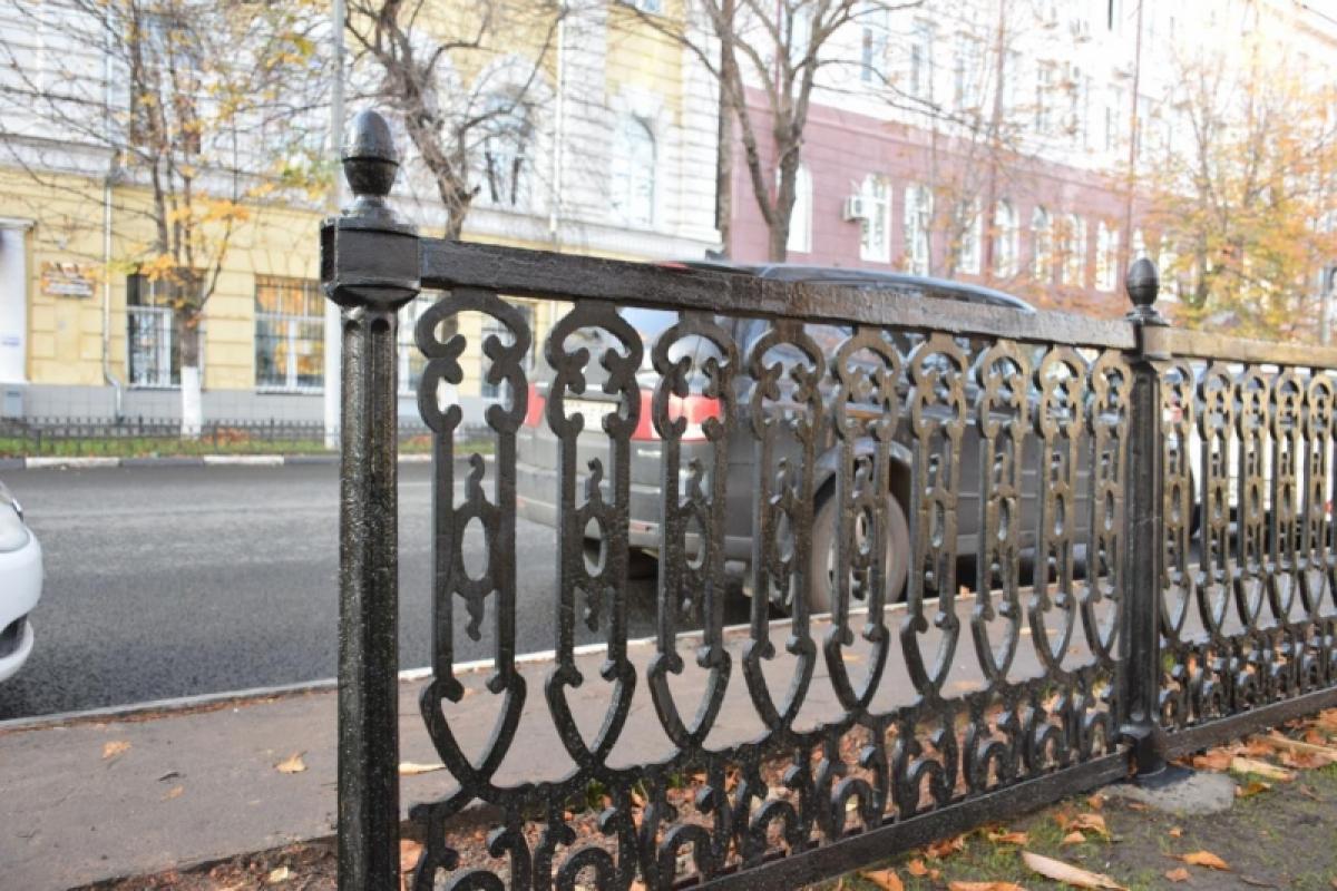 В саду им. Радищева продолжается монтаж чугунной ограды