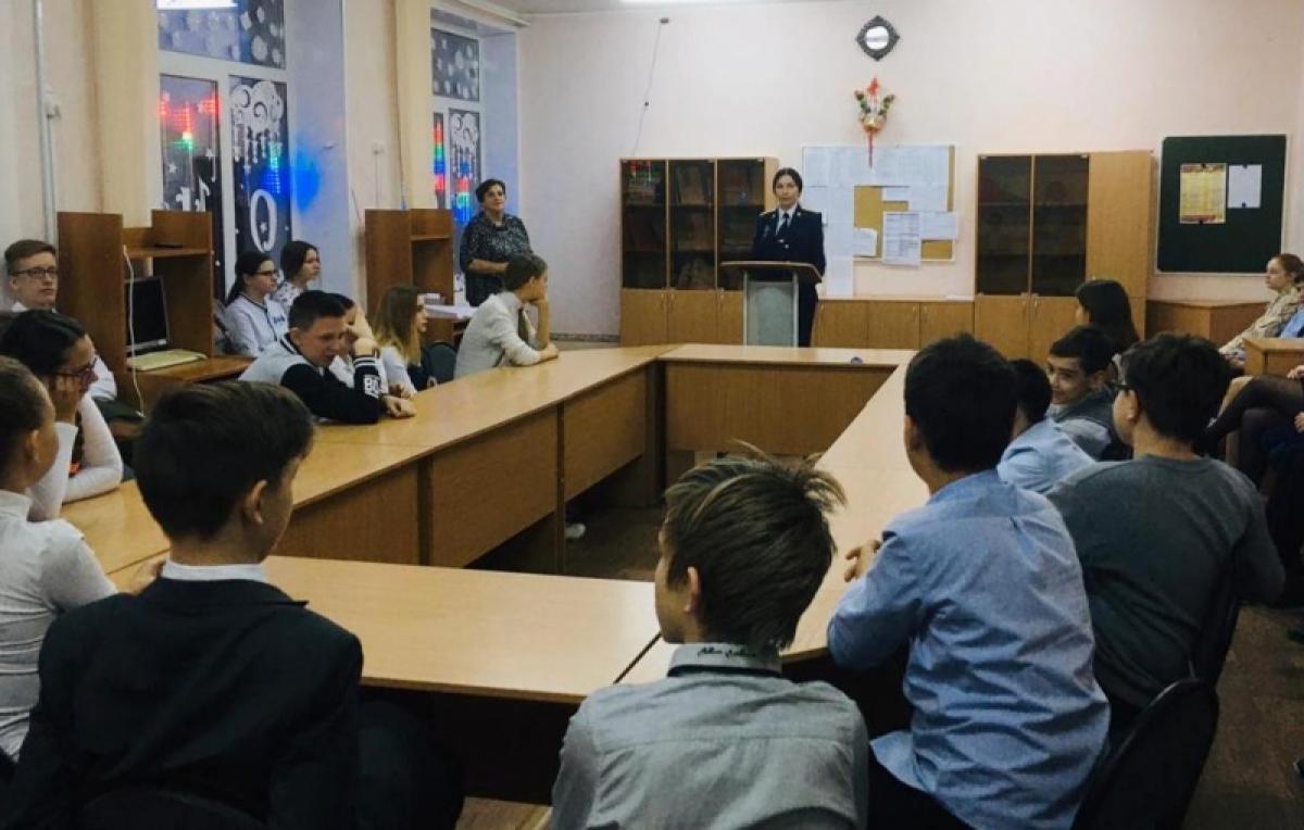 Сотрудник СКР рассказала школьникам о подвигах Марины Расковой