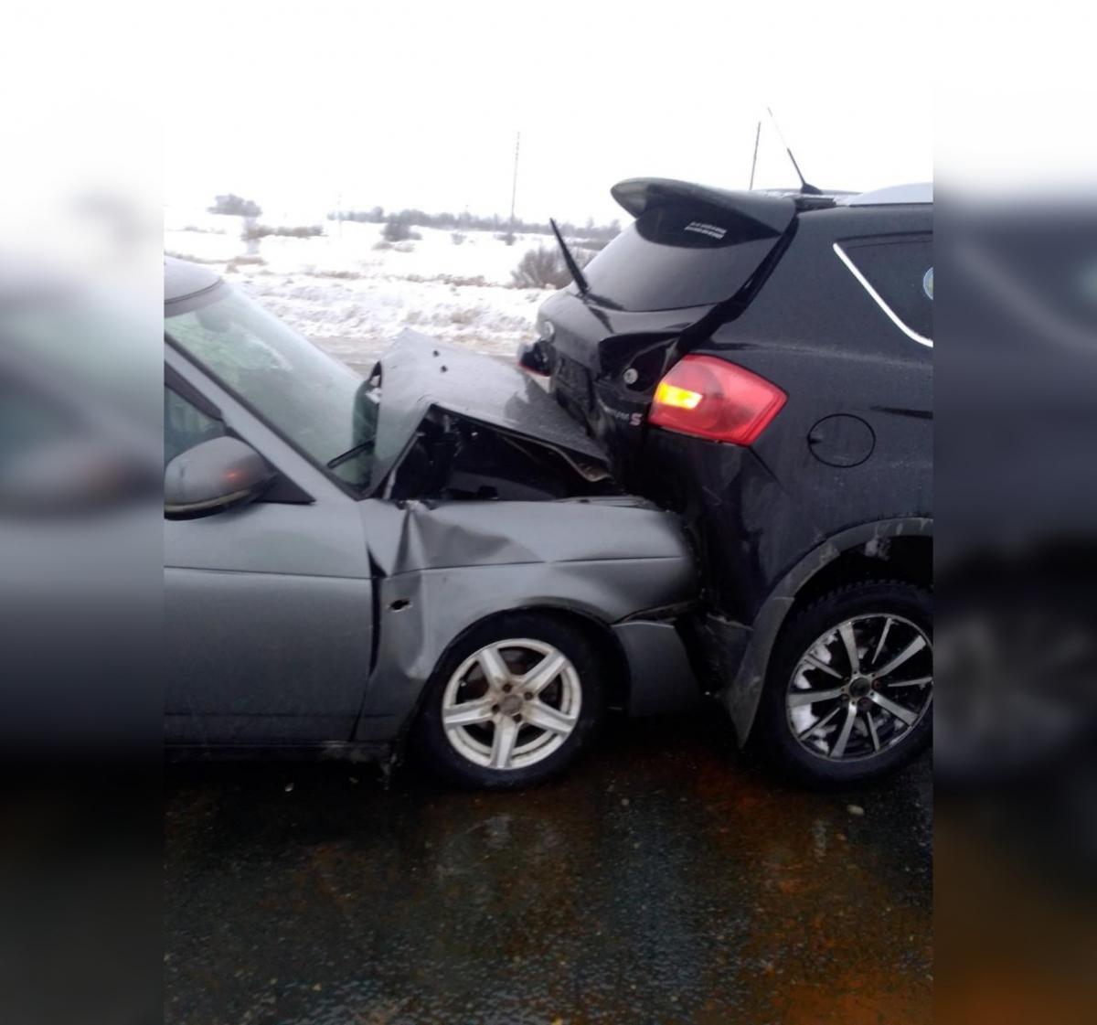 Под Саратовом столкнулись ВАЗ и «Куга», водитель отечественного авто госпитализирован