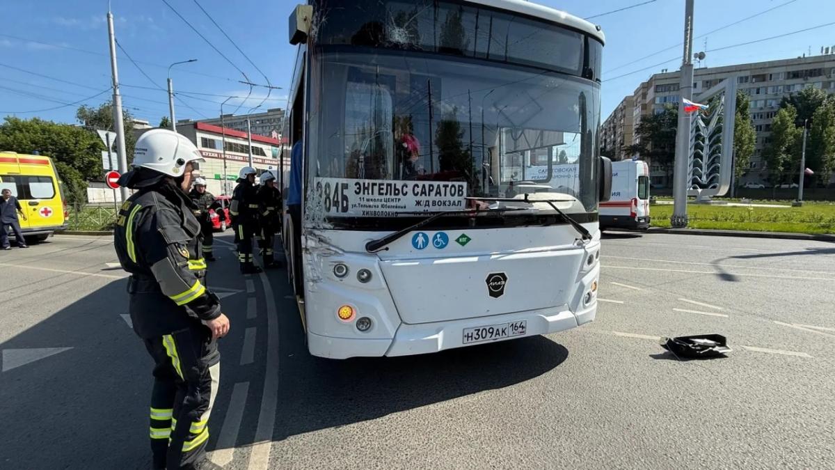 3 пассажира автобуса №284Б «Саратов – Энгельс» пострадали в ДТП с грузовиком