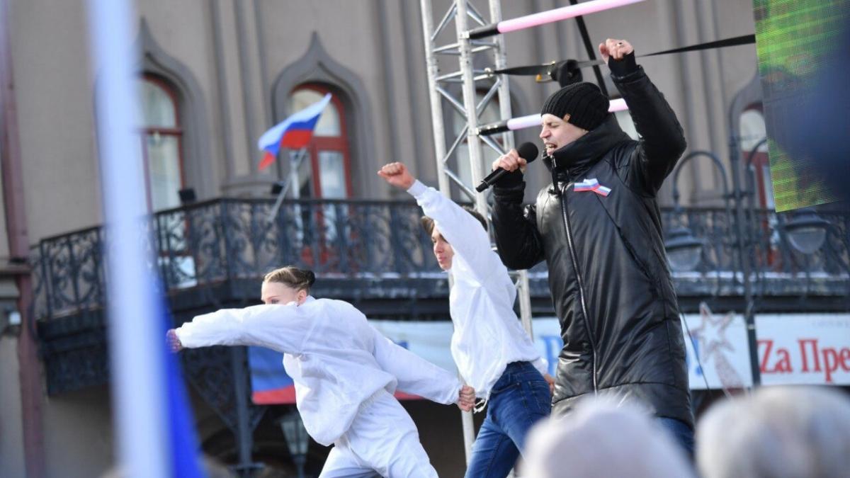 В центре Саратова митинг за единство России собрал 2000 человек