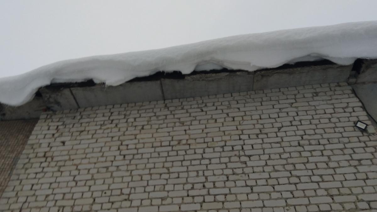 Потепление в Саратове грозит массовым сходом снега с крыш: власти усилили меры