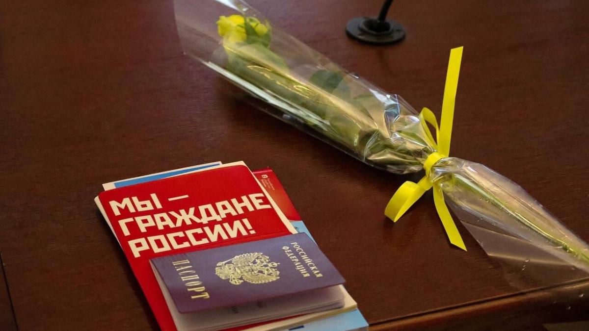 Юные саратовцы накануне Дня России получили паспорта из рук мэра