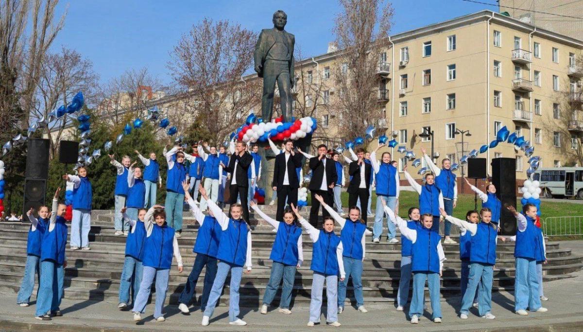 В Саратове прошел митинг у памятника Гагарину 12 апреля