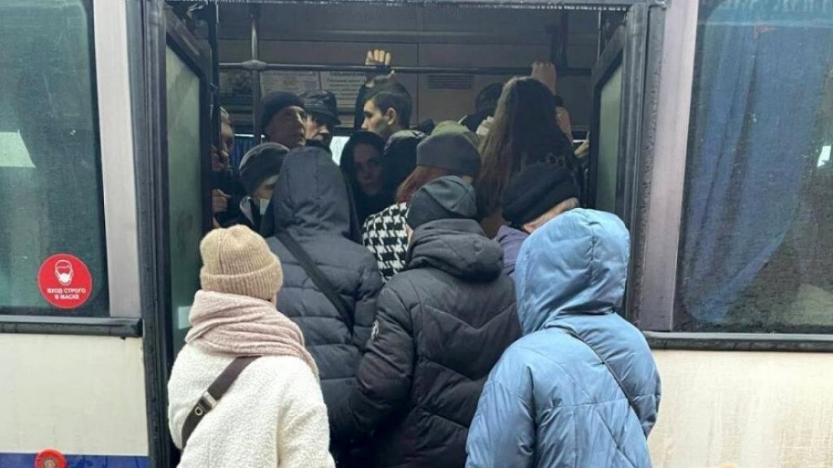 Жители Энгельса сообщили о ЧП в пассажирском автобусе №284