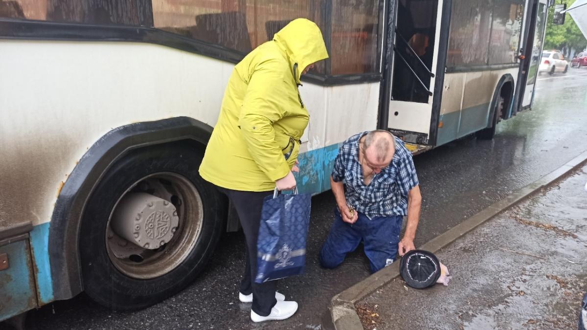 В Саратове водитель автобуса № 90 выгнал пожилого безбилетника из салона
