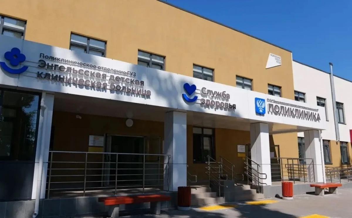 Полпреду президента Игорю Комарову показали новую поликлинику в Энгельсе 