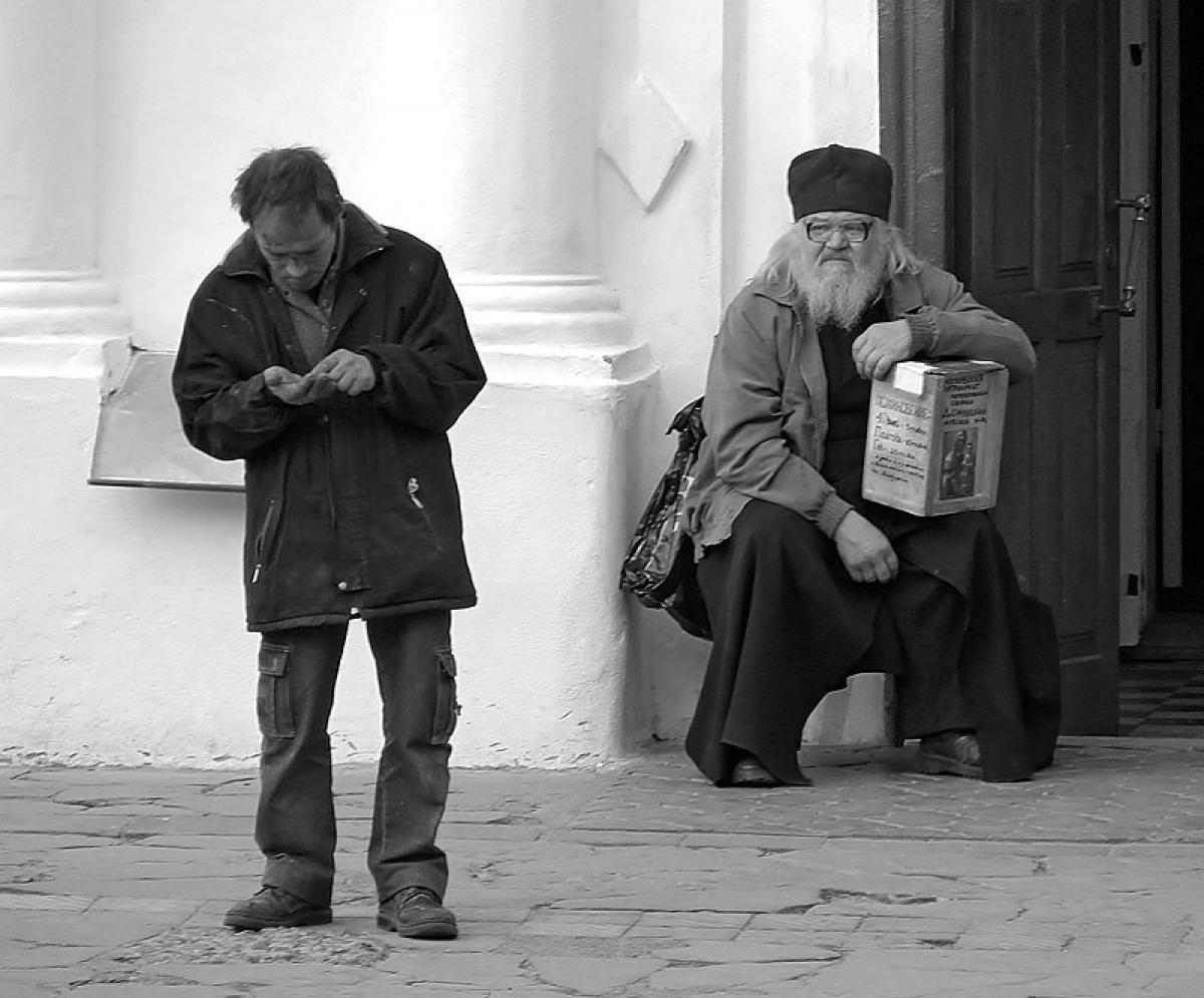 Попрошайки у храма