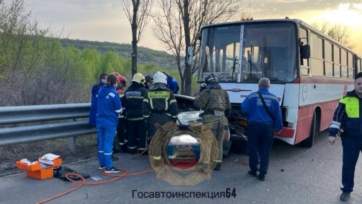 Пассажир «Лады» погиб в ДТП с дачным автобусом №28 в Саратове
