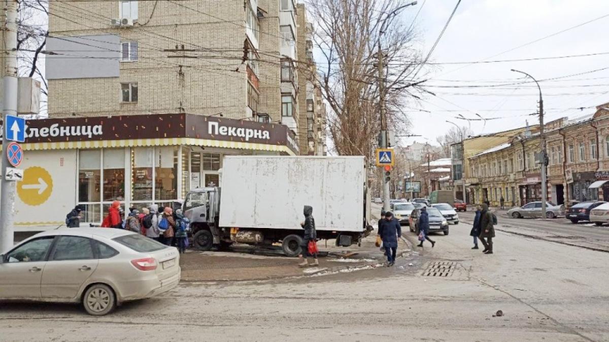 В центре Саратова автофургон протаранил пекарню «Хлебница»