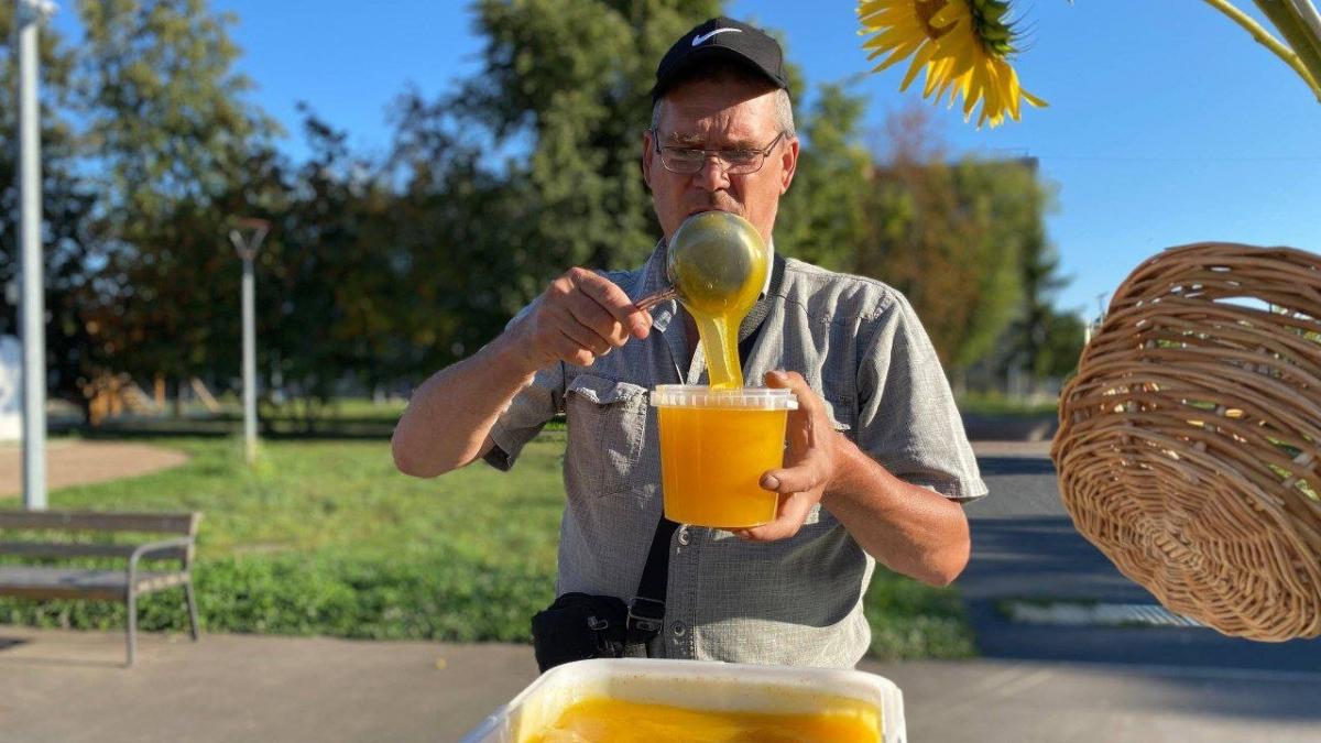 Глава Петровского района Калядин купил на ярмарке 7 литров меда
