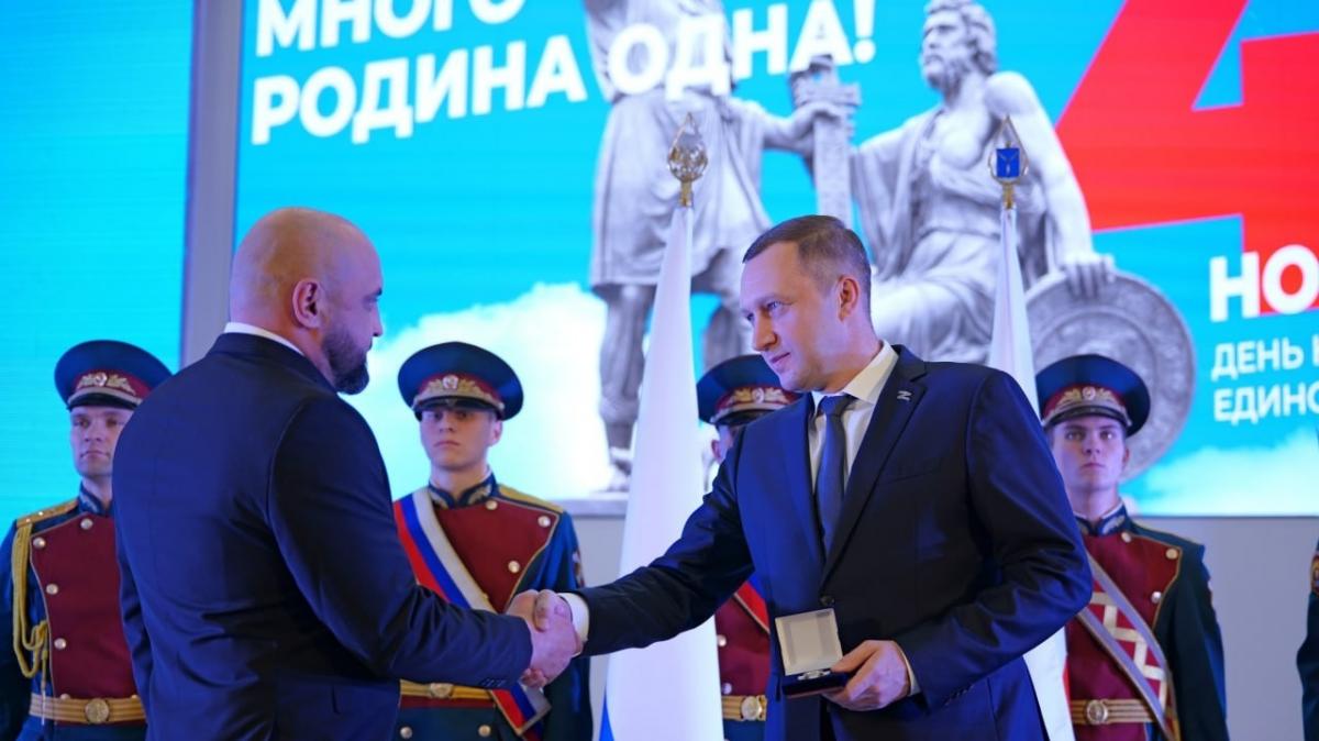 В канун праздника Бусаргин наградил сотрудников Росгвардии и волонтеров