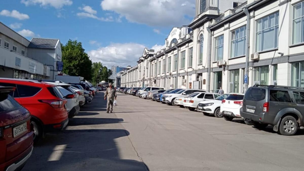 Для чиновников саратовского госучреждения покупают два внедорожника Toyota Land Cruiser за 18 млн рублей