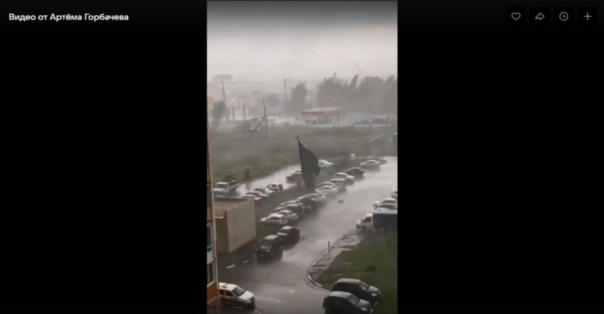 В Энгельсе ураган сорвал крышу трансформаторной будки и бросил на машины