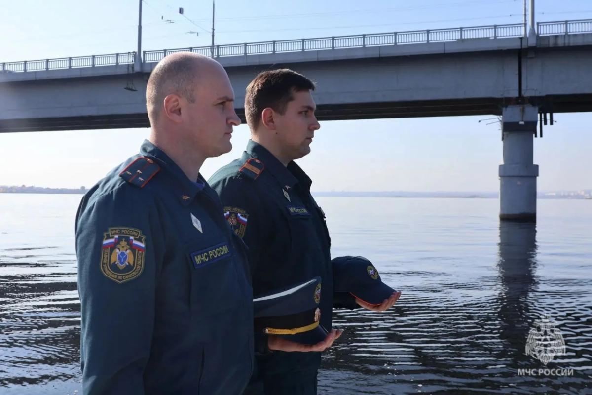 Саратовские пожарные вспомнили погибших при падении автоцистерны с моста коллег