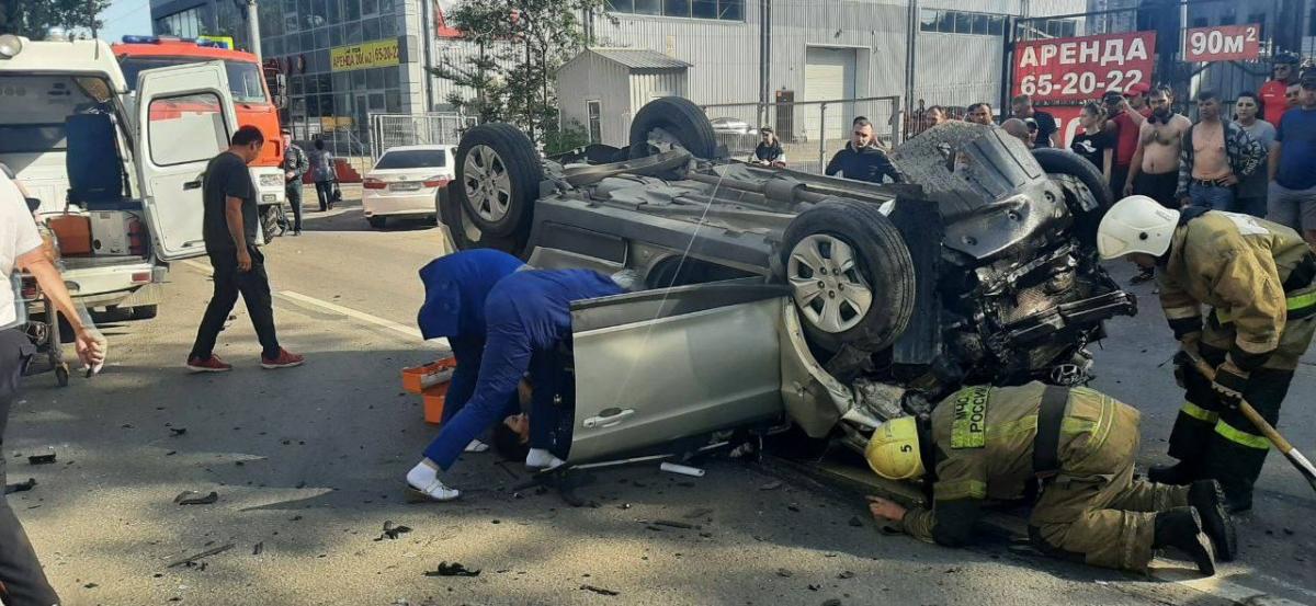 В массовом ДТП с тремя иномарками на Шехурдина пострадали три человека