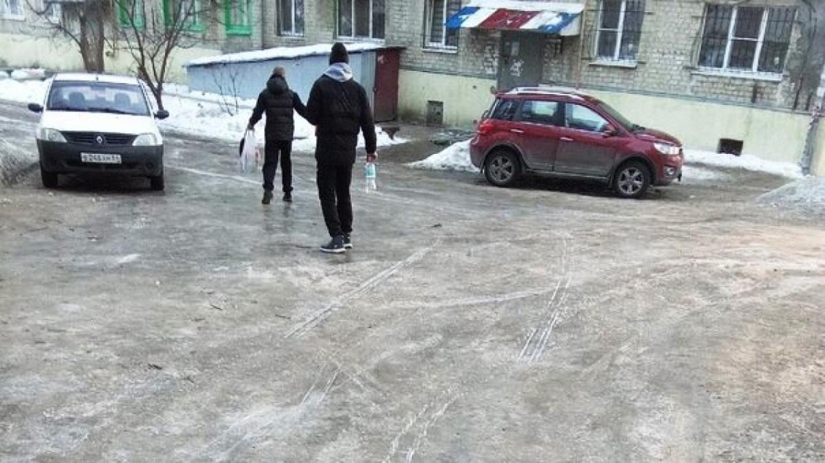 Саратовцы ходят по льду улицы Азина с замиранием сердца