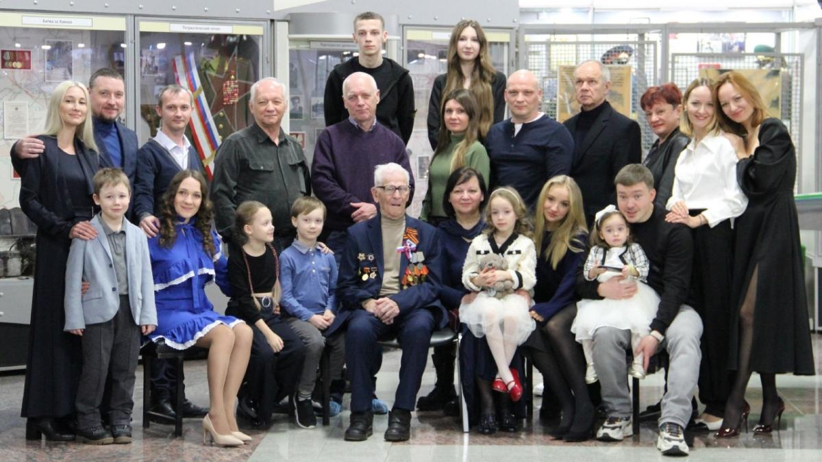 Ветеран войны Сергей Невзоров отметил 100-летие в саратовском музее