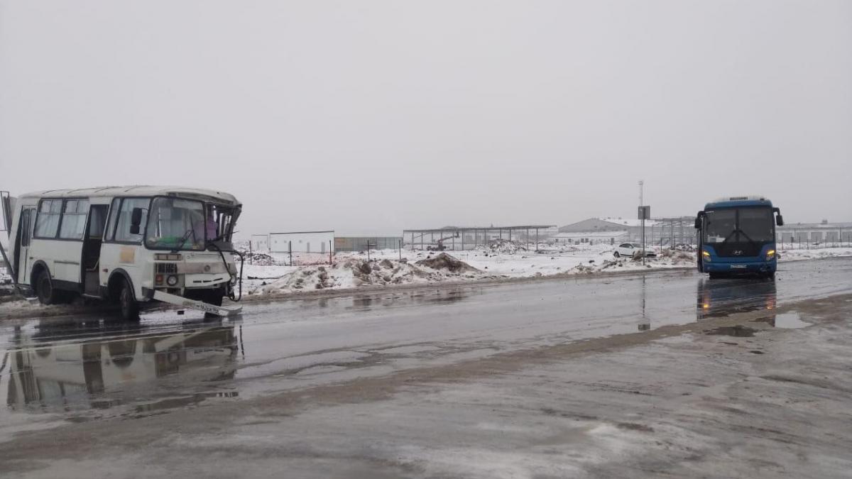 На трассе под Саратовом из-за гололеда столкнулись 2 автобуса