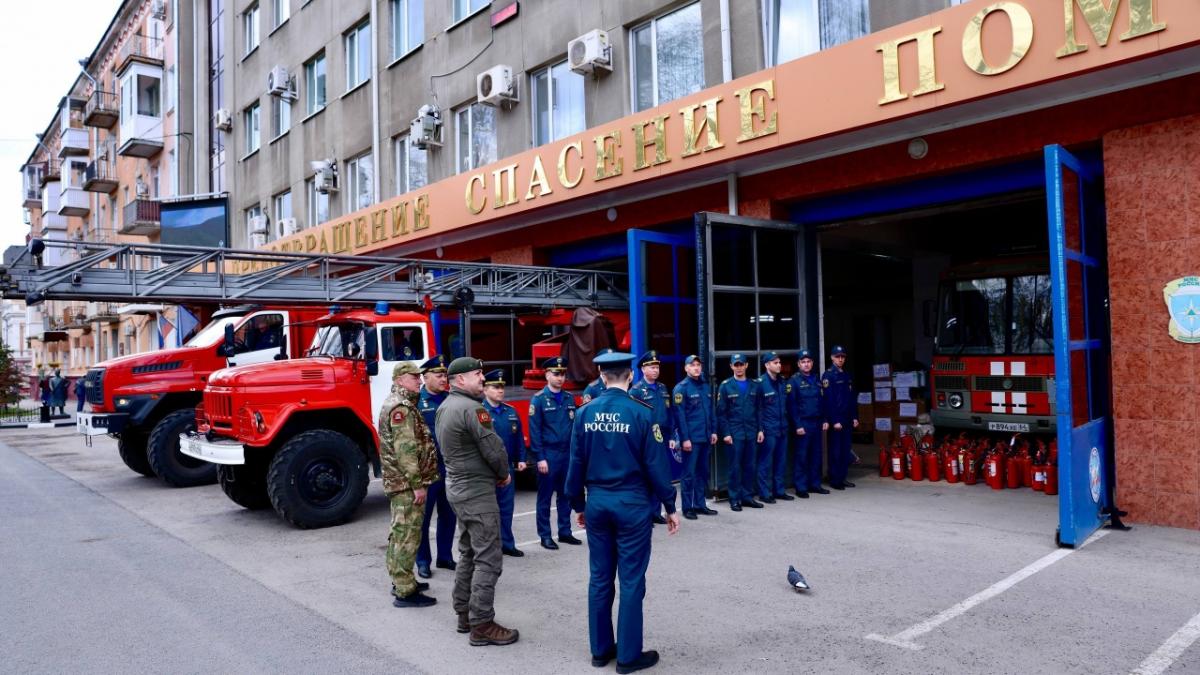 Депутат Калинин передал более 70 огнетушителей в зону проведения СВО