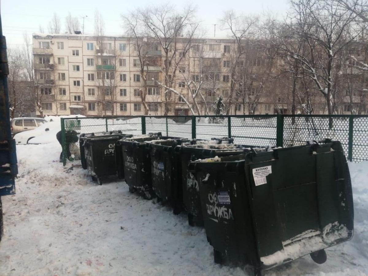Жители Саратова жалуются на невозможность добраться до мусорных контейнеров из-за скопления снега