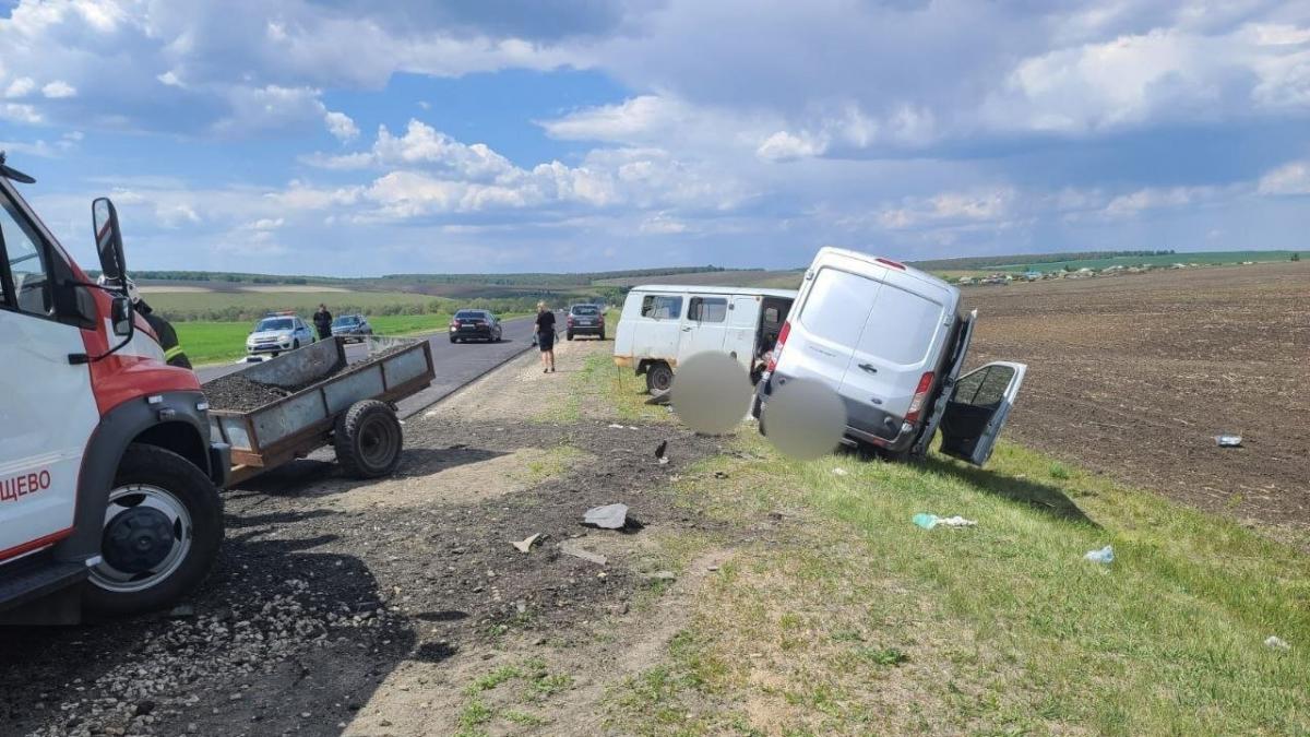 1 человек погиб и 7 пострадали в аварии с микроавтобусом под Саратовом