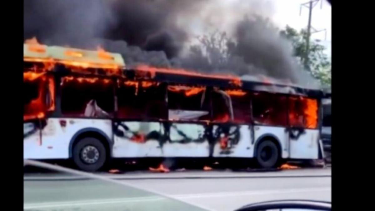 В Энгельсе на маршруте загорелся пассажирский автобус №284