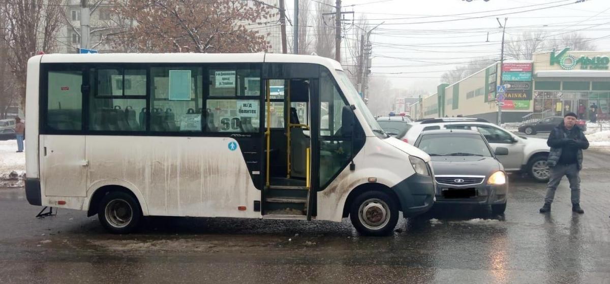 В Саратове в ДТП пострадала пассажирка маршрутки
